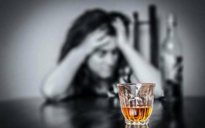 Làm thế nào để giúp người nghiện rượu ngừng uống rượu bằng các biện pháp dân gian và thuốc?