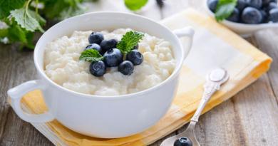 Hercules pap met banaan, pruimen en gekonfijt fruit